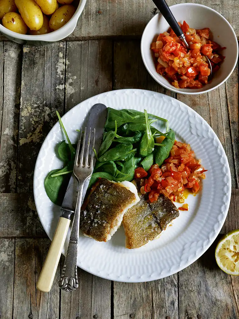 Stegt hvilling med tomatsauce og spinatsalat