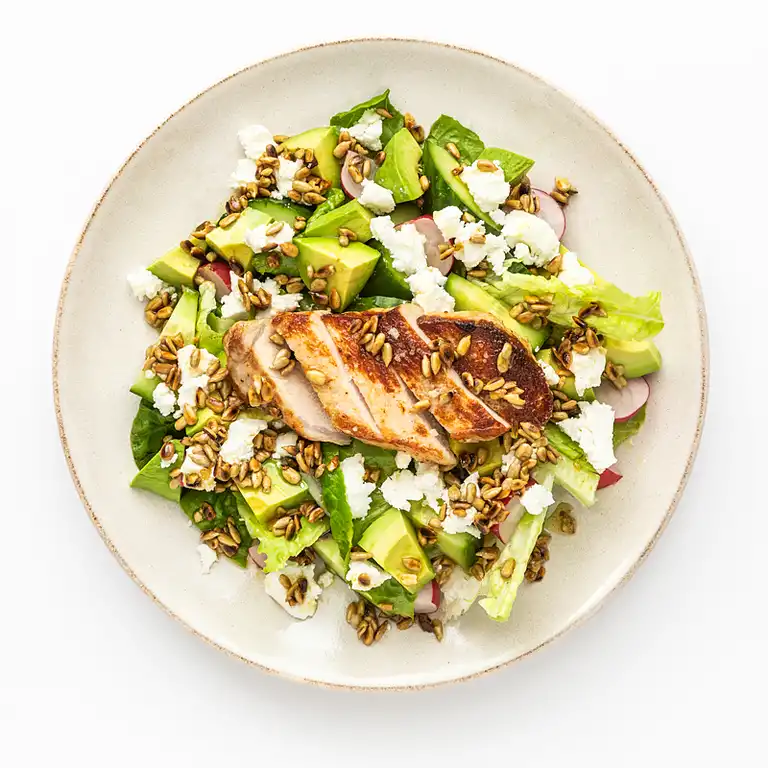 Nakkekoteletter og sprød salat med radiser, cremet gedeost og solsikkekerner