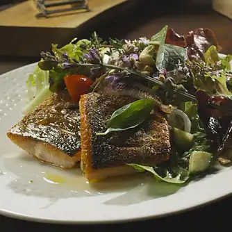 Stegt laks med grøn salat og vinaigrette