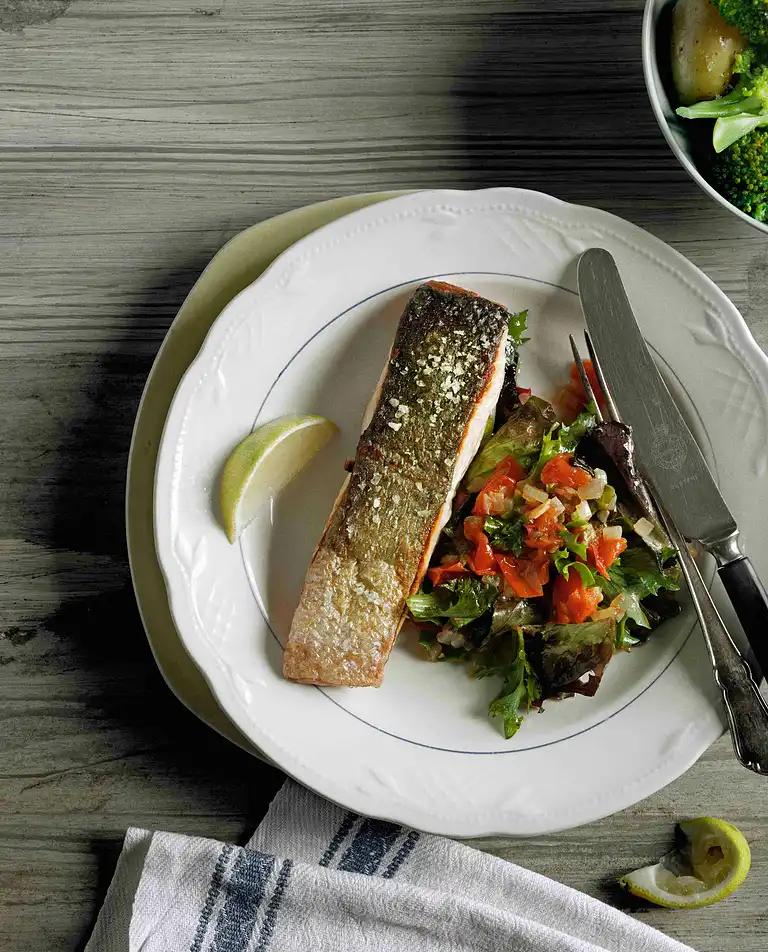 Stegt laks med nye kartofler og citronstegte courgetter og gule cherrytomater