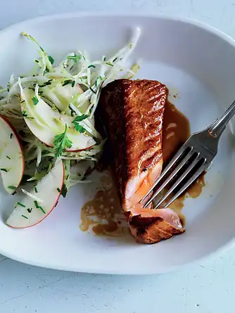 Stegt laks med sojamarinade og sprød kålsalat med ristet sesam 