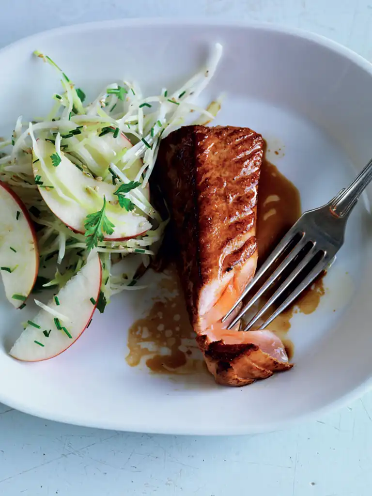 Stegt laks med sojamarinade og sprød kålsalat med ristet sesam 