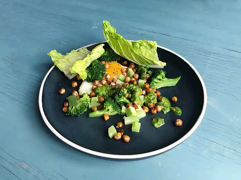 Stegte æg og kikærter med ramsløgspesto og broccoli