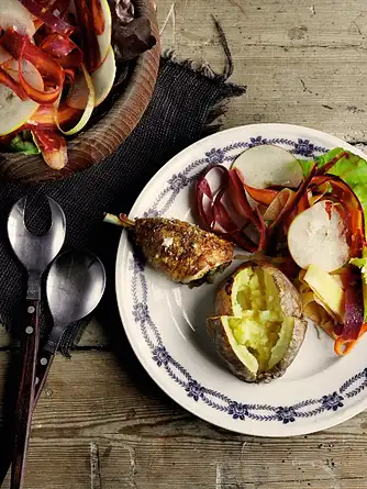 Stegte kyllingelår med farverig salat og bagte kartofler