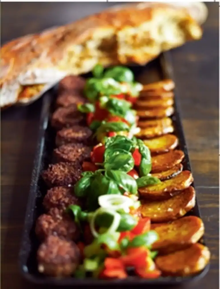 Stegte lammefrikadeller med nye kartofler og tomatrelish med basilikum