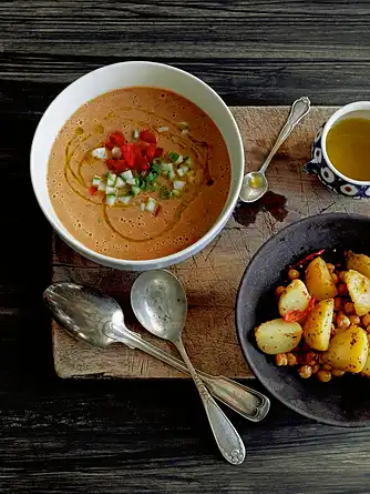 Stegte nye kartofler med kikærter og krydret gazpacho  