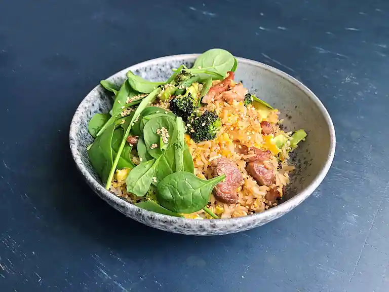 Stegte ris med gris, broccoli, æg og gomashio
