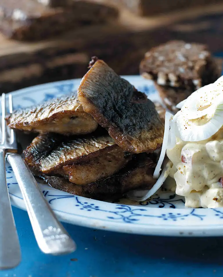 Stegte sild med lun kartoffelsalat med ramsløg, syltede løg og rugbrød