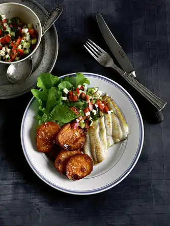 Stegte skrubbefileter med søde kartofler og sensommersalsa 