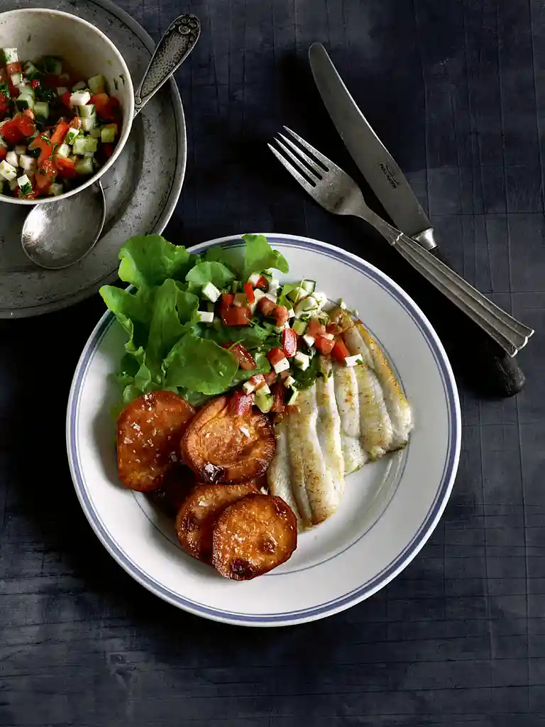 Stegte skrubbefileter med søde kartofler og sensommersalsa