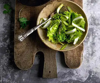 Supersprød salat med glaskål, agurk og koriander