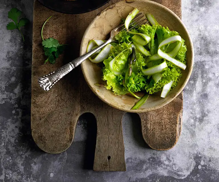 Supersprød salat med glaskål, agurk og koriander