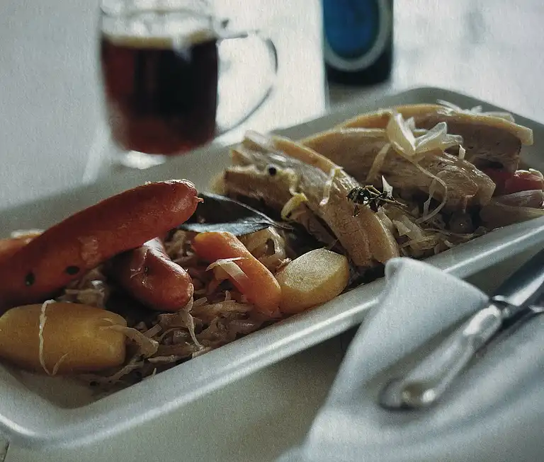 Surkål med pølse og flæsk (på tysk: "sauerkraut", på fransk: "choucroute”)