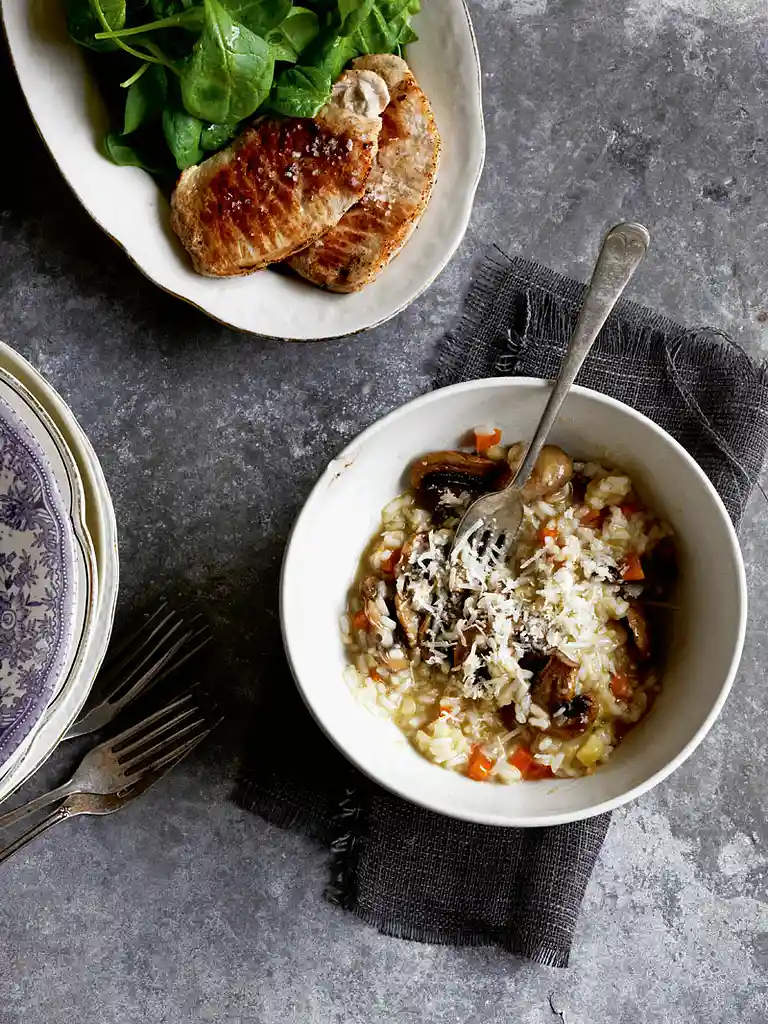 Svamperisotto med spinatsalat og svinekoteletter