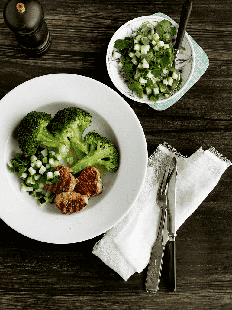 Svinemørbrad med broccoli og nye kartofler