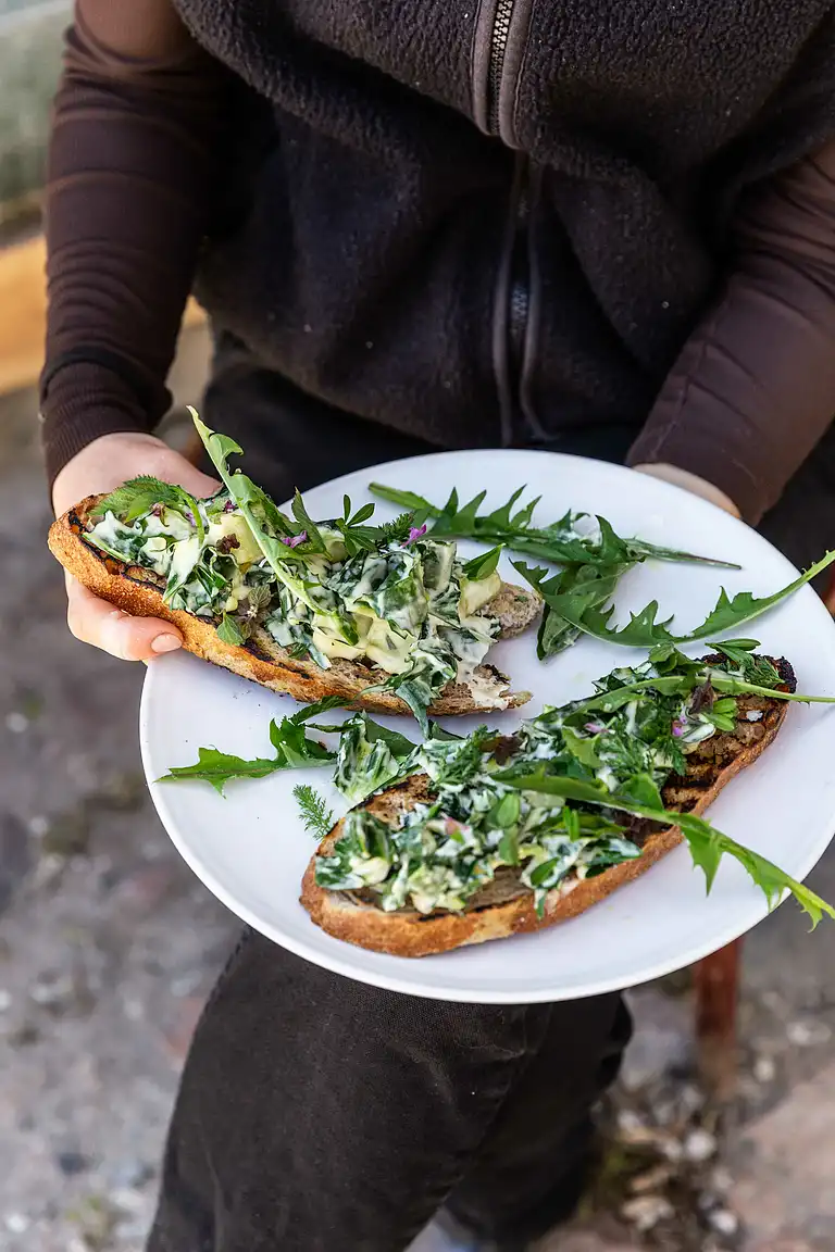 Syvsalat på grillet surdejsbrød