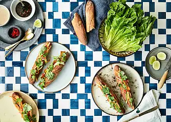 Til 10 portioner: Bahn mi baguette med tofu og peanutbuttersauce