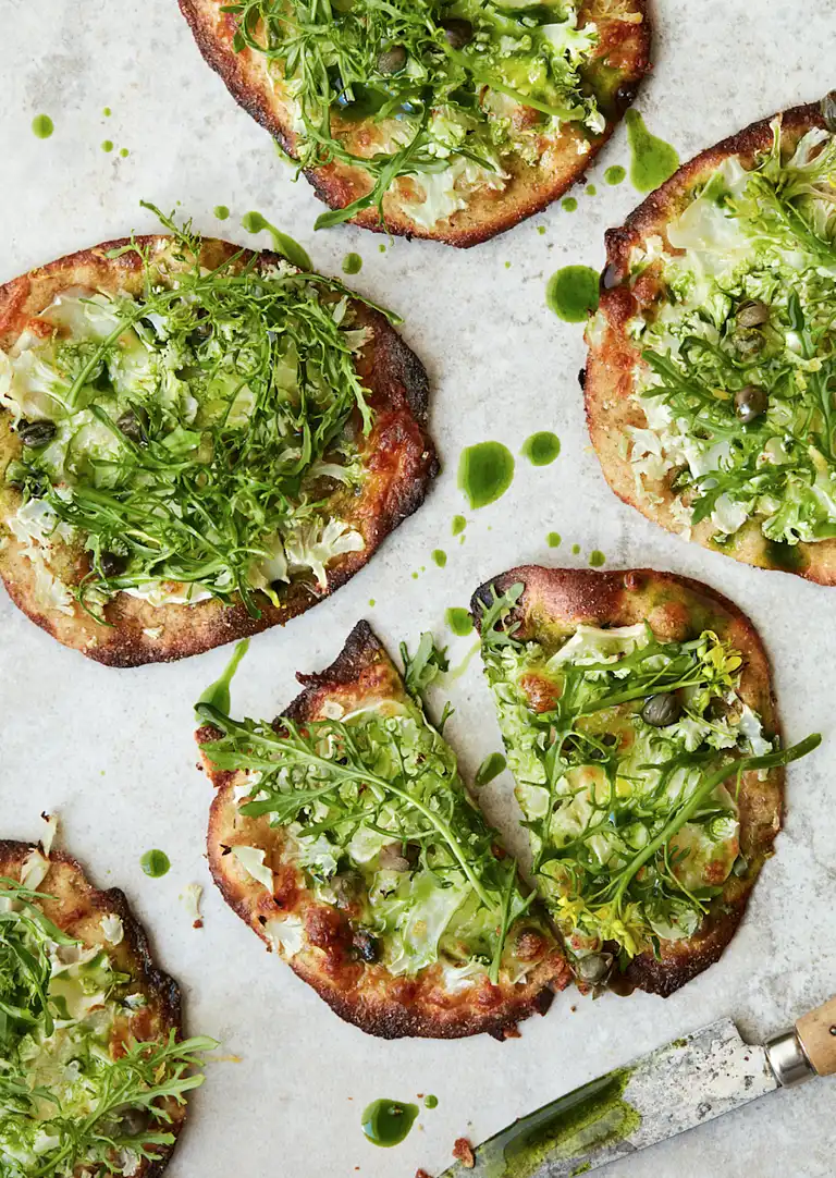 Til 10 portioner: Kikærtefladbrød med blomkål og gedeost