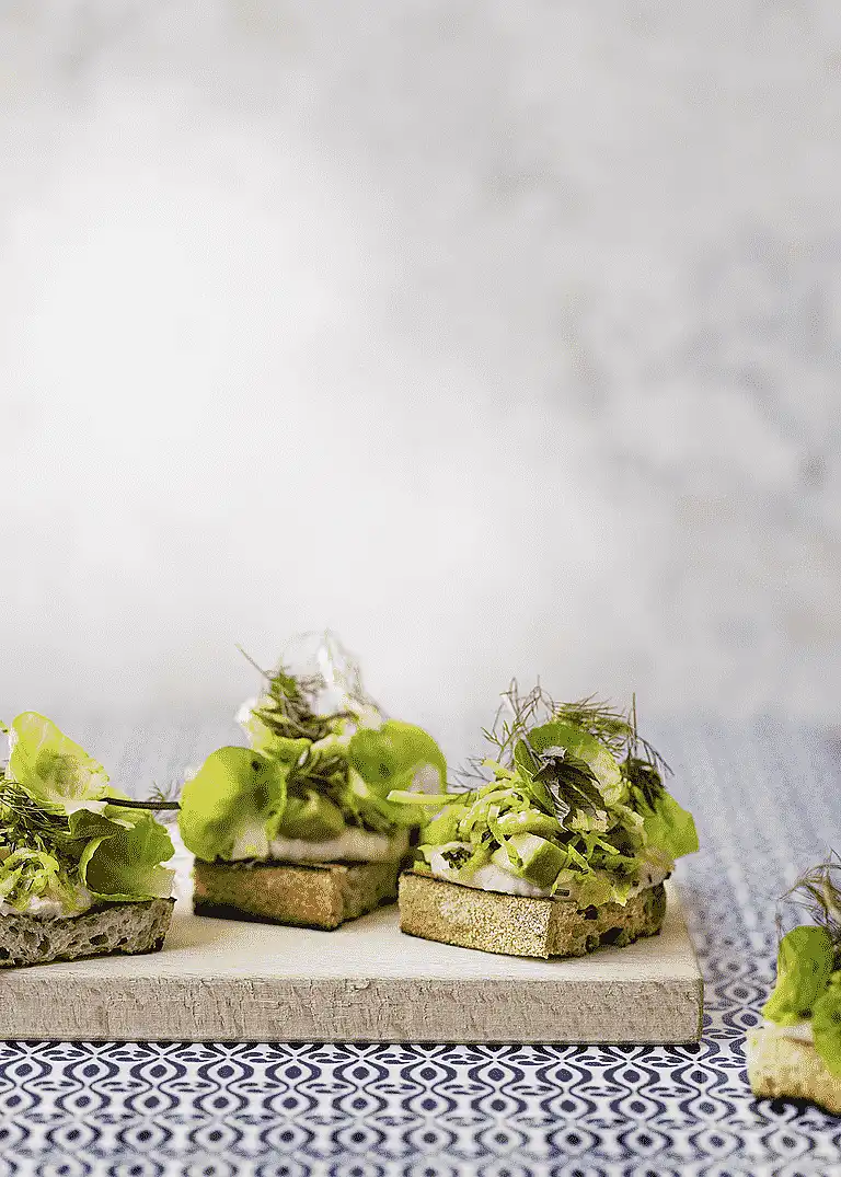 Til 10 portioner: Limabønnepure på grillet brød med avocado og rosenkål