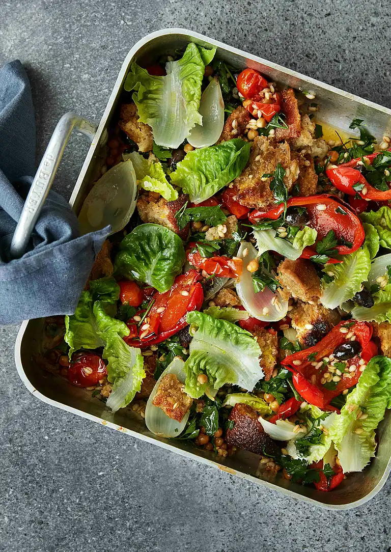 Til 10 portioner: Lun brødsalat med citrus og oliven