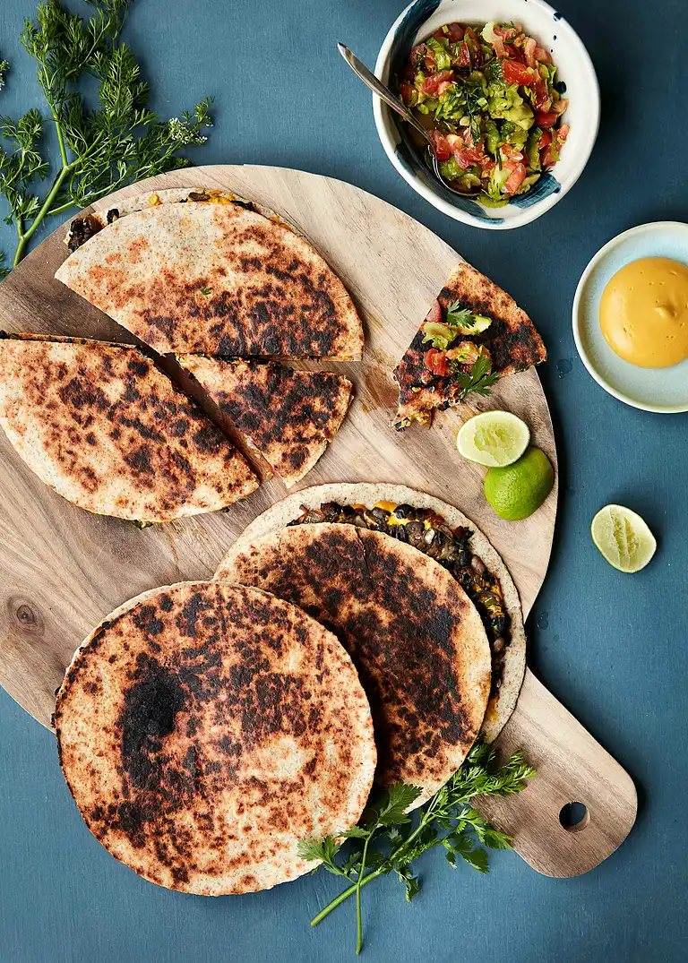 Til 10 portioner: Quesadilla med refried beans, spinat og tomatsalsa