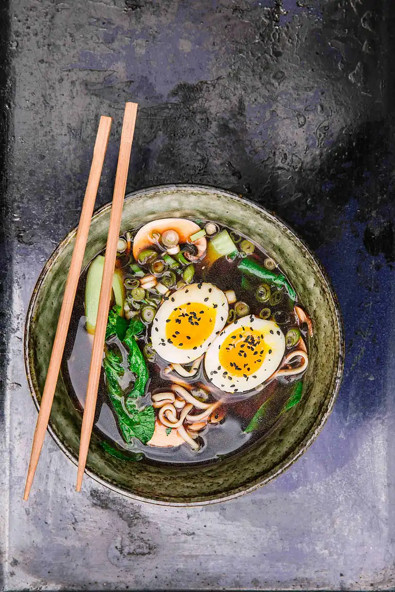 Til 10 portioner: Ramen med miso og tahin