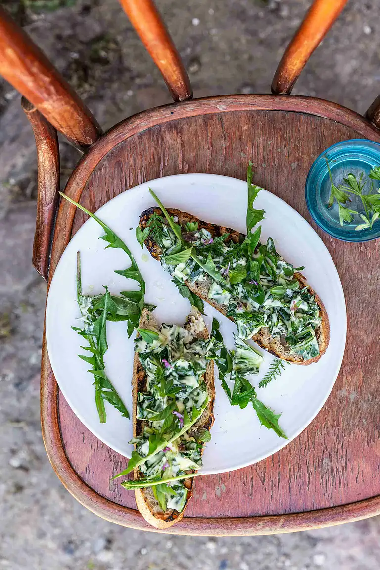 Til 10 portioner: Syvsalat på grillet surdejsbrød – toast med vilde urter