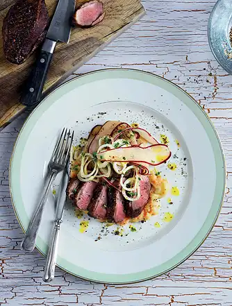 Timianstegt andebryst med bagte kartofler og pastinakker samt feldsalat, sprøde æbler og hasselnødde