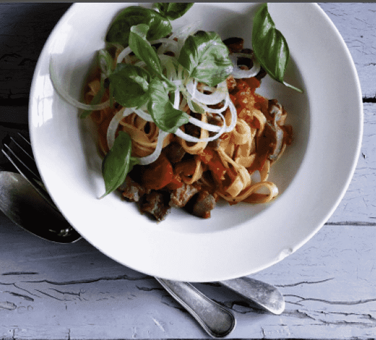 Tomat-lammesauté med pasta og løg-basilikumsalat med cashewnødder ...