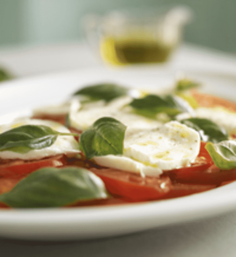 Tomater med mozarella og basillikum