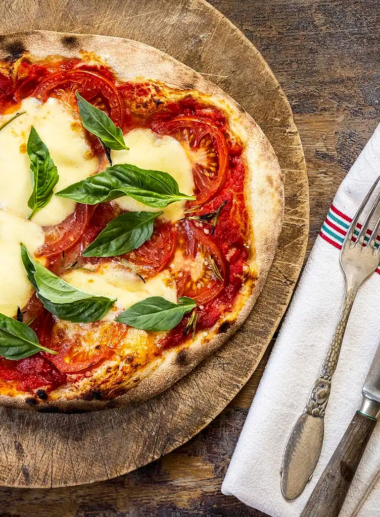 Tomatpizza med mozzarella, salvie og oliven