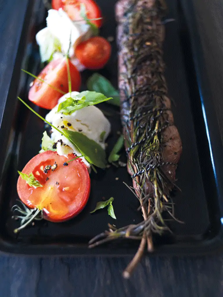 Tomatsalat med lam og mozzarella