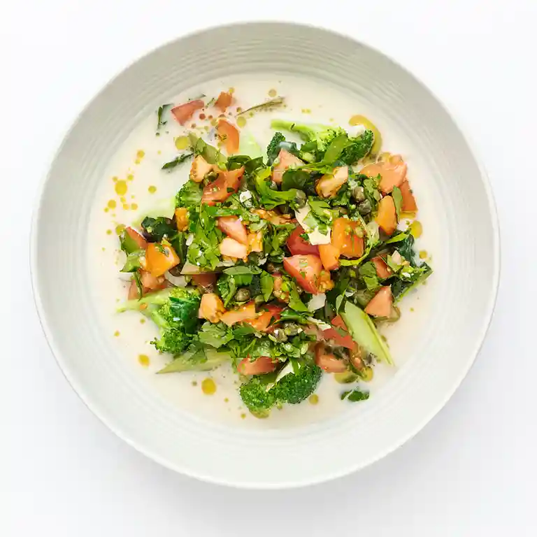 Torskefisk i kokoscreme med broccoli, kapers og tomat-spinatsalat