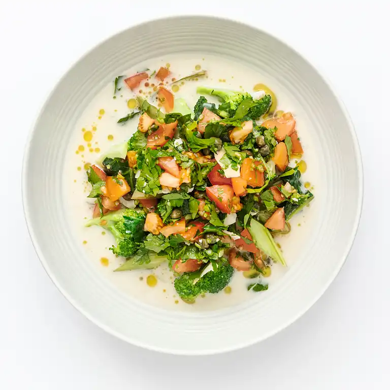 Torskefisk i kokoscreme med broccoli, kapers og tomat-spinatsalat