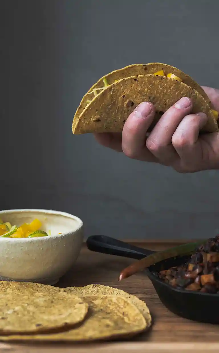 Torskefisk i majstortillas med habanero, fennikel, lime, tomat og madagurk