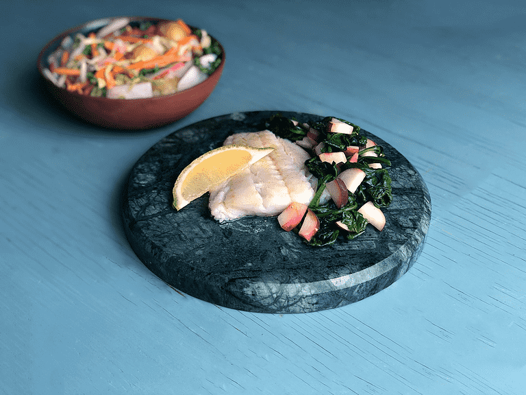 Torskefisk med spinat og paraguayos og kartoffelsalat med kærnemælksdressing