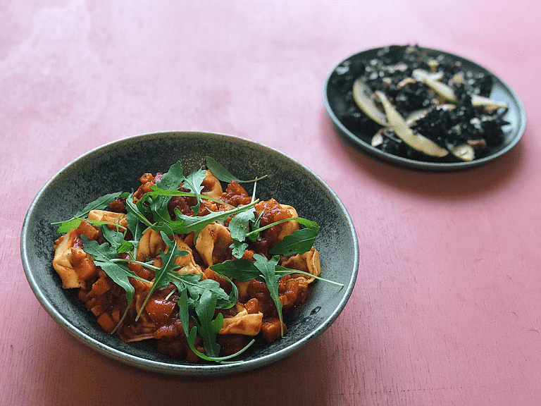 Maccheroni med arrabiata-sauce og pæresalat