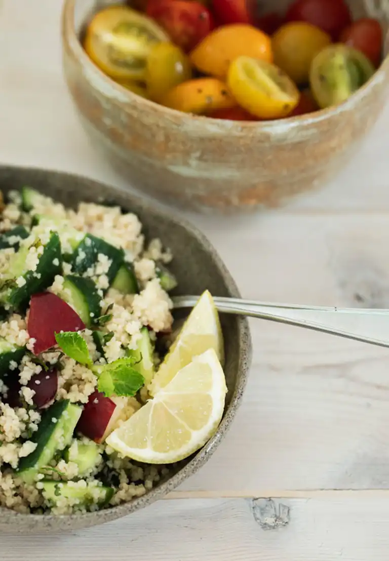 Tykstegsmedaljon med rødkålstopping og couscous-salat med ristet squash