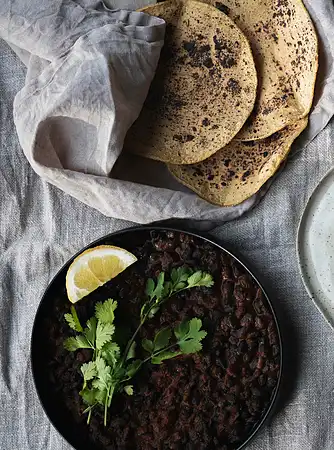 Tykstegsmedaljoner med majskolber, bønnesalat og wraps