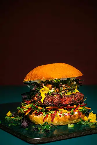 Vegeburger med avocado, salat og rødbede-kapers topping