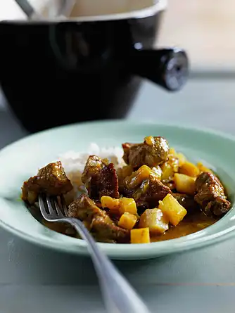 Wok med oksekød, forårsløg, peberfrugt og babyleafs samt ris og mango-chilisalsa