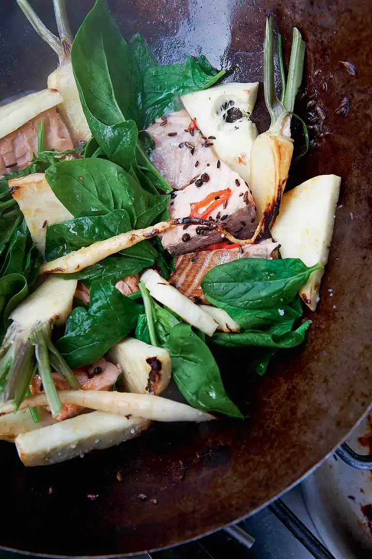 Wok med rødder, mango, sprød spidskål og laks