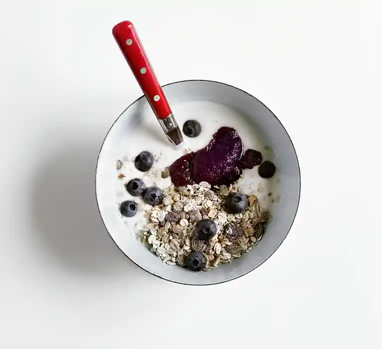 Yoghurt med syltet og frisk frugt samt mysli