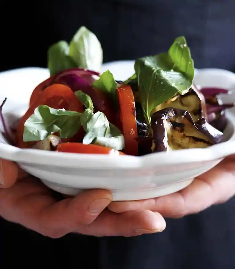 Aubergine och/eller squashsallad med tomat