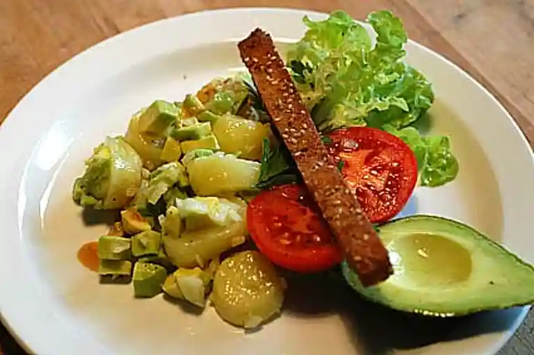 Avokado- och potatissallad