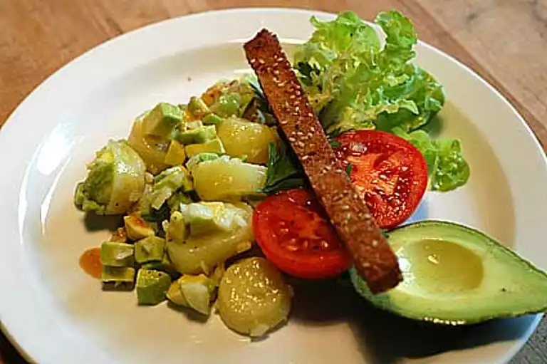 Avokado- och potatissallad