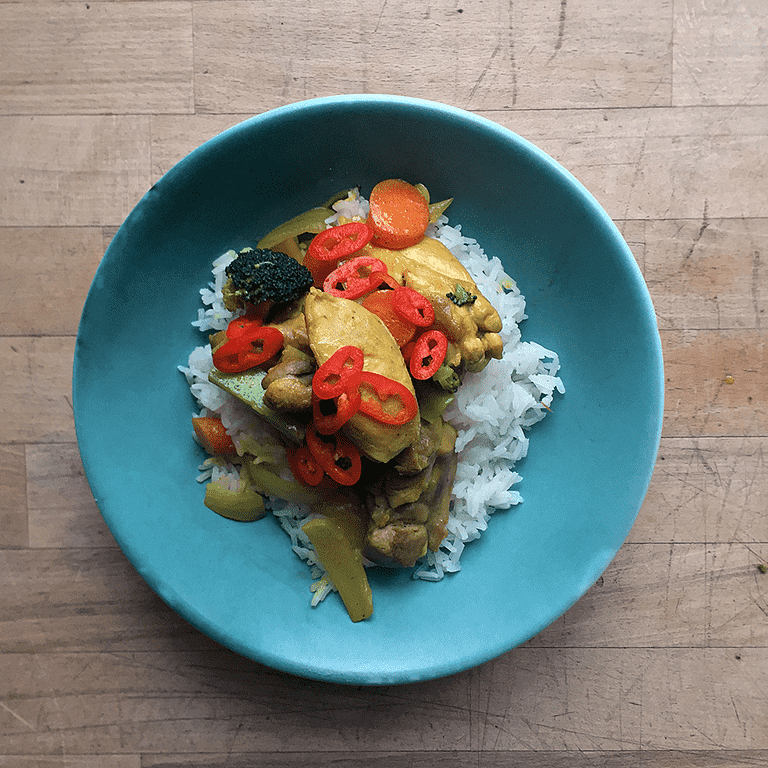 Currykyckling med broccoli, kokos och ris