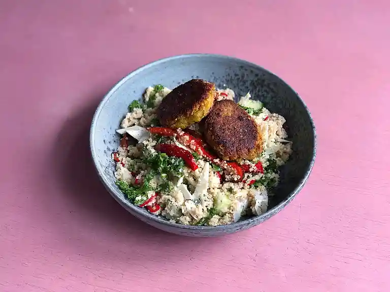 Falafel och couscoussallad med grönkål, gurka och stekt paprika