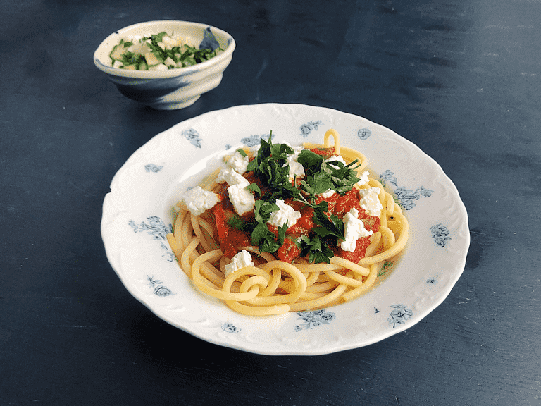 Färsk pasta med tomatsås, skärbönor, getost och kålrabbisallad