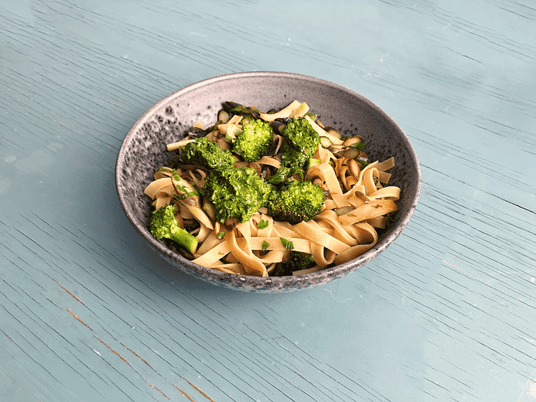 Färsk pasta med pesto, sparris, broccoli och selleriblast